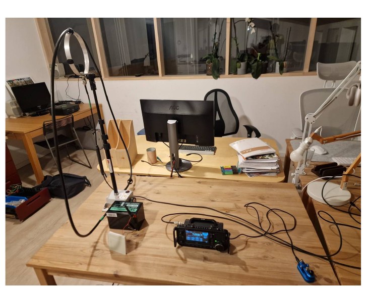 Testing direct field coupling: one module powered from a 12 V battery on short leads, with the magnetic loop nearby.